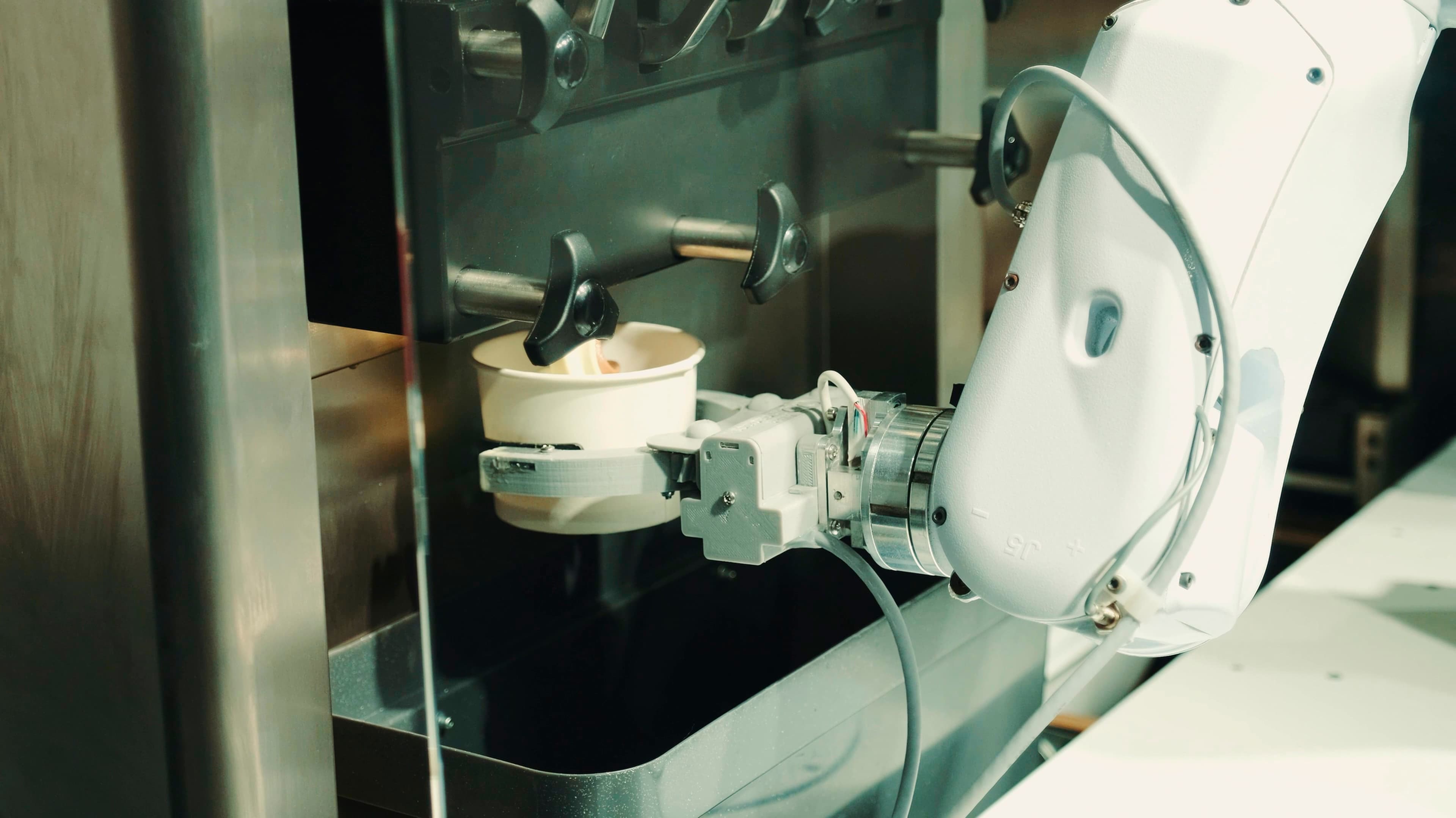 알바생 대신 로봇? 사장님, 질문이 틀렸습니다