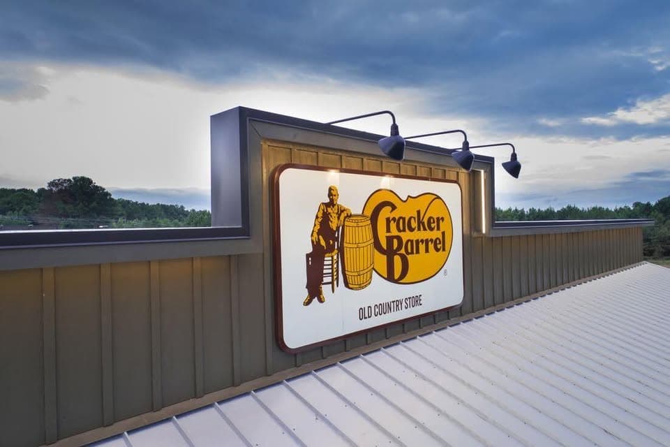 로고 하나 바꿨을 뿐인데 1,380억이 사라졌다