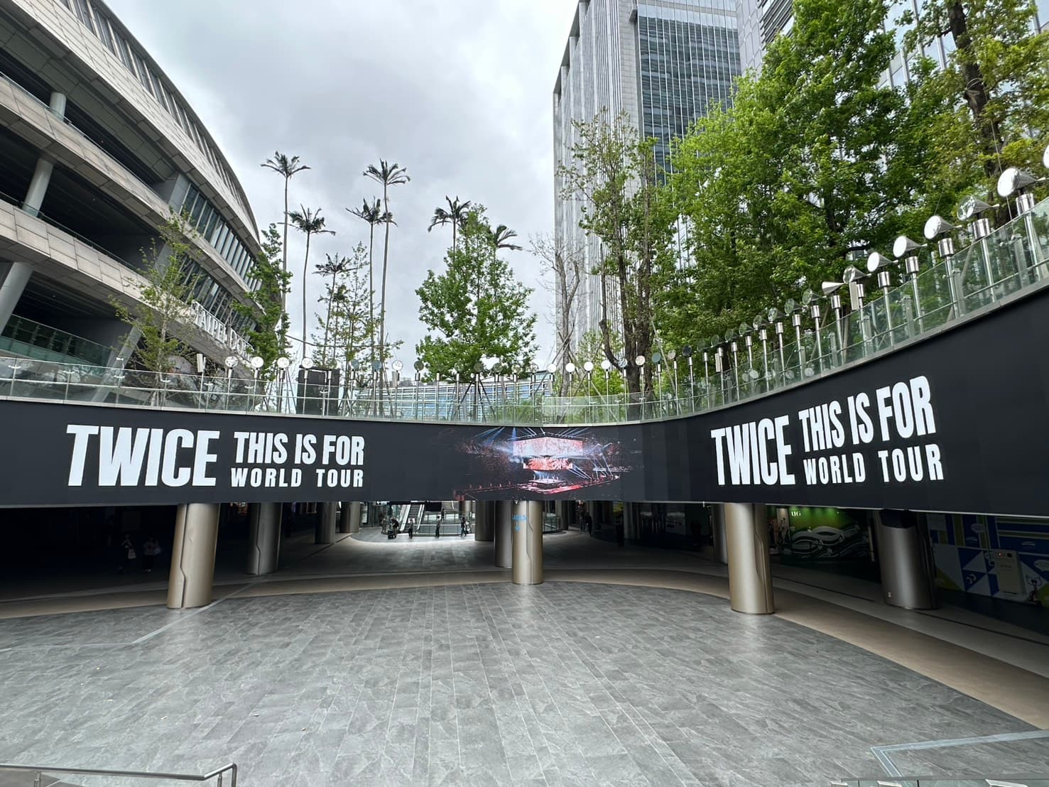 콘서트 끝나도 매출은 계속됐다 — 대만 TWICE 콘서트 3일이 외식 매출 21% 끌어올린 방법