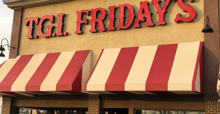TGI Fridays 매장 외관의 빨간 흰색 줄무늬 차양이 있는 매장 간판