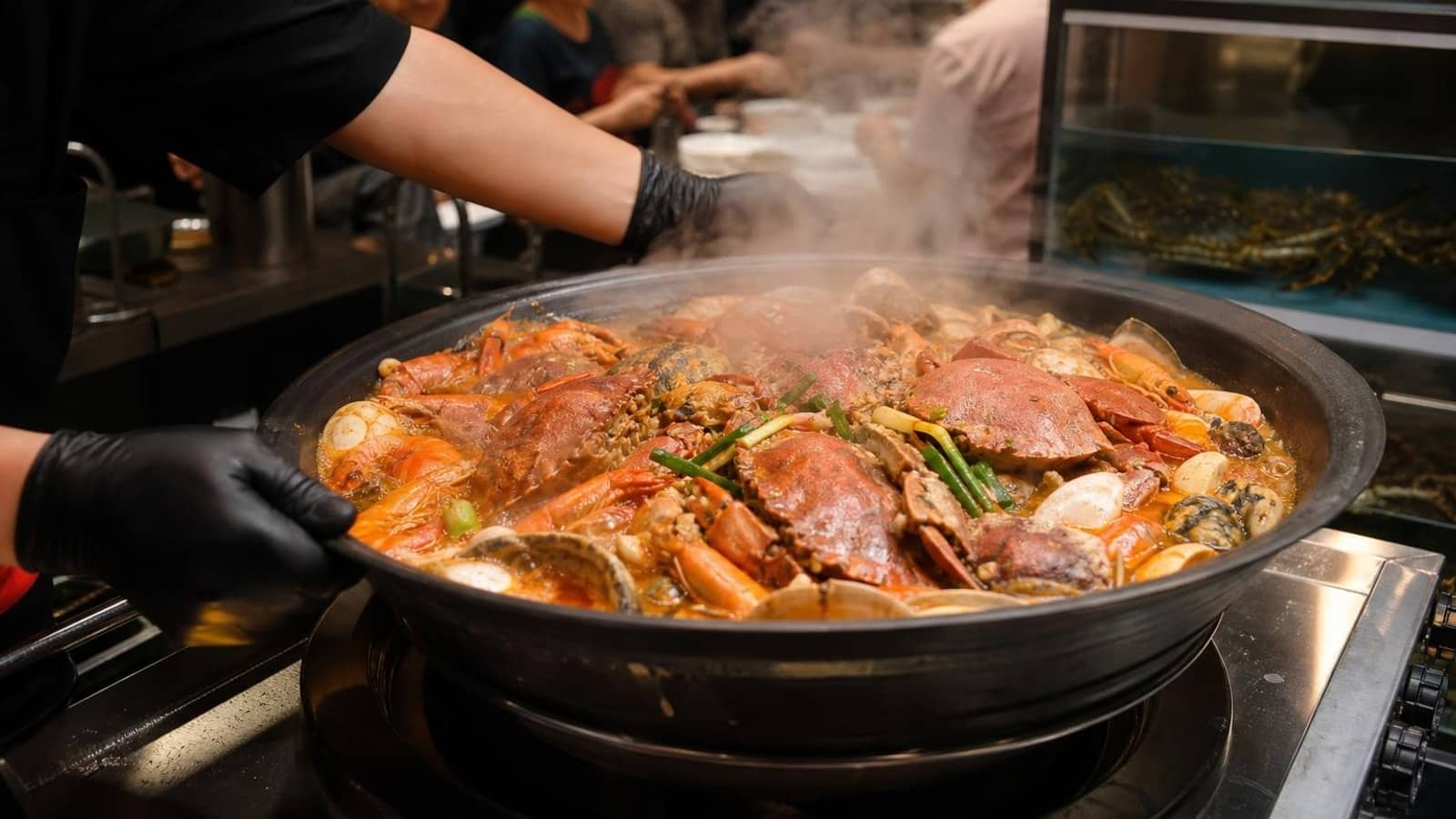 활게 훠궈 조리사 한 명 키우는 데 3~5년…이 중국 체인은 사람이 준비돼야 점포를 낸다